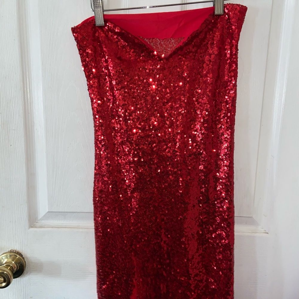 Sparking red strapless dress w a slit